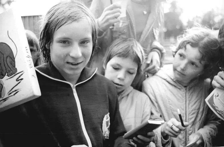 Anne-Katrin Schott, gerade 14, schreibt 1974 nach ihrem Weltrekord über 200 m Brust bei den DDR-Meisterschaften Autogramme (Foto: ADN, Bundesarchiv, Bild 183-N0706-0034, CC-BY-SA 3.0) 1.00