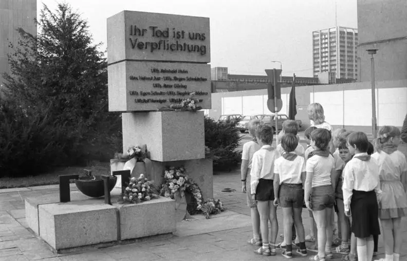 Pioniere vor einer Gedenkstätte, 1986 (Foto: Peer Grimm, Bundesarchiv, Bild 183-1986-0813-027, CC-BY-SA 3.0) 1.00