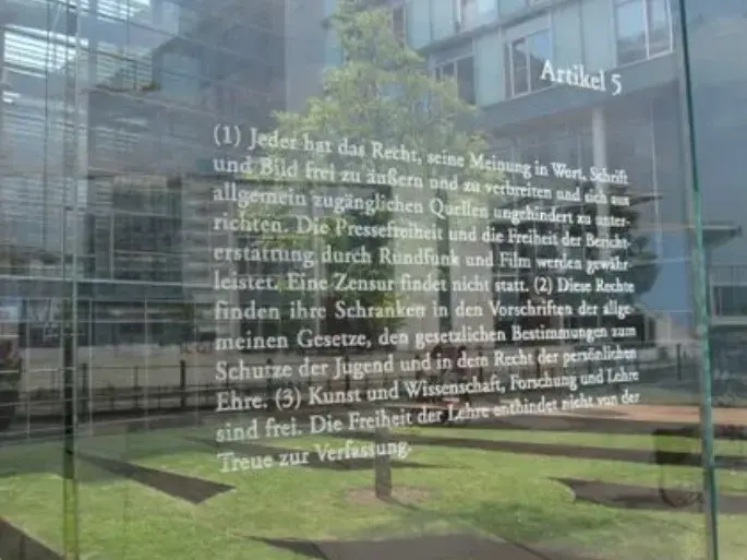 Cover image for Die Partei, die Partei, die hat immer recht!? Artikel 5 GG zur Meinungsfreiheit respektieren! 