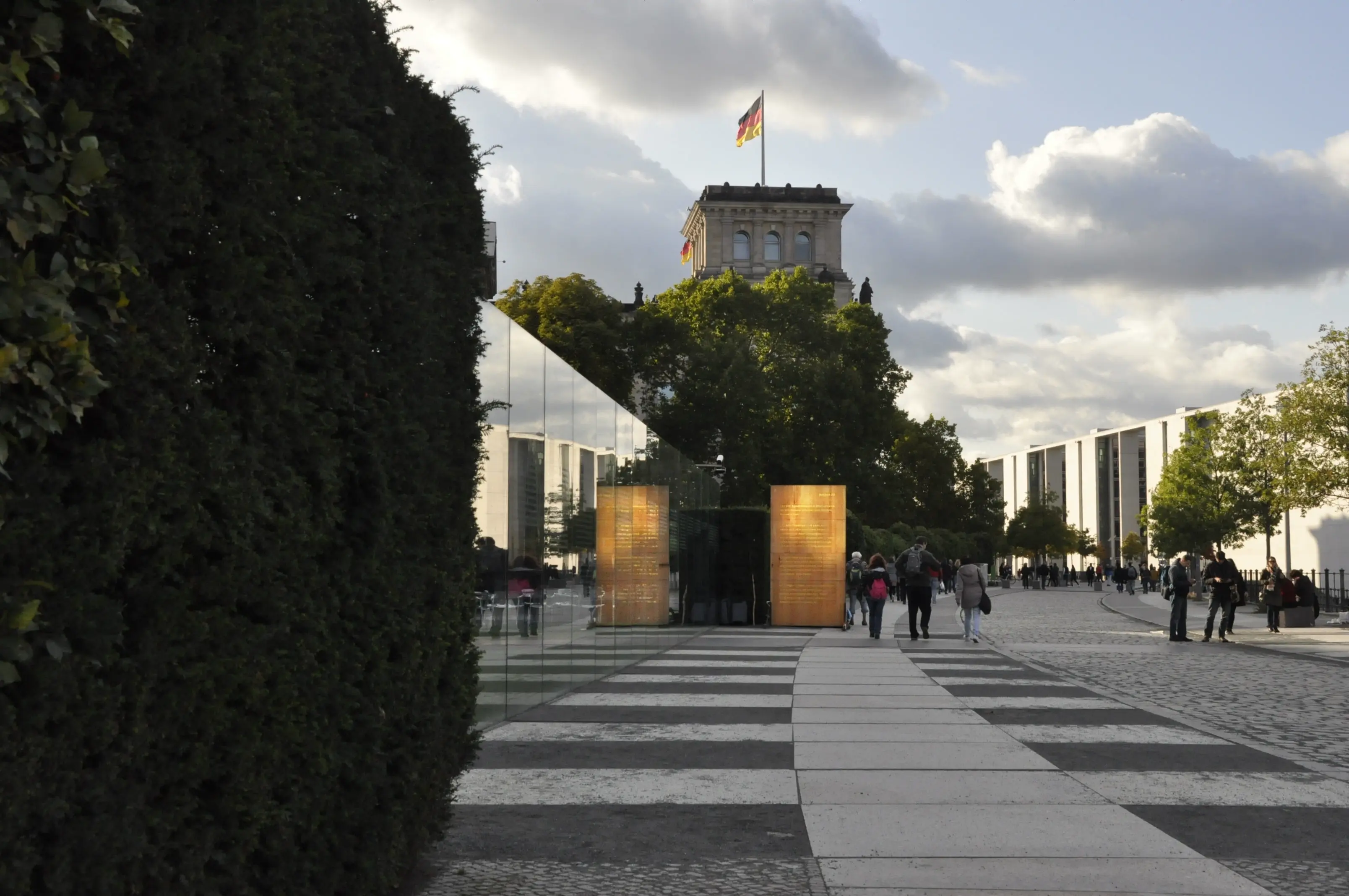 Cover image for Pressemitteilung vom 24. Nov. 2025 vom "Verein zur Erneuerung der Bundesrepublik an ihren eigenen Idealen e.V." | Ralph Boes