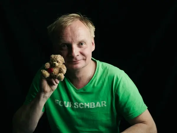 Uwe Steimle (Nachrichtenthema) mit Teddy (Quelle: Webseite des Künstlers) 1.00