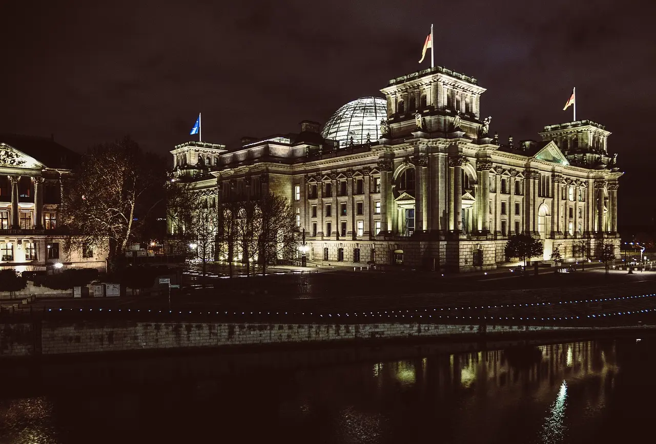 Cover image for Es war einmal: …Schaden vom deutschen Volk abwenden…