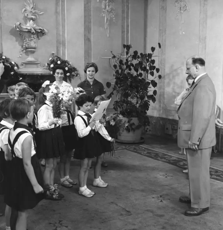 Pioniere gratulieren Walter Ulbricht zum 60. (Foto: Peter Heinz Junge, Bundesarchiv, Bild 183-84350-0015, CC-BY-SA 3.0) 1.00